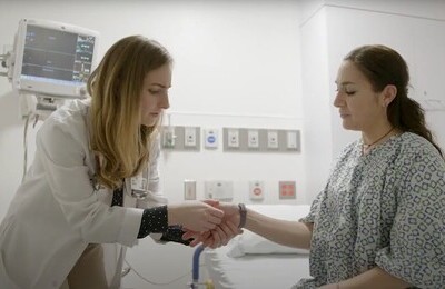 Кодирование Аквилонг в Костомукше Врач держит пациентку за руку